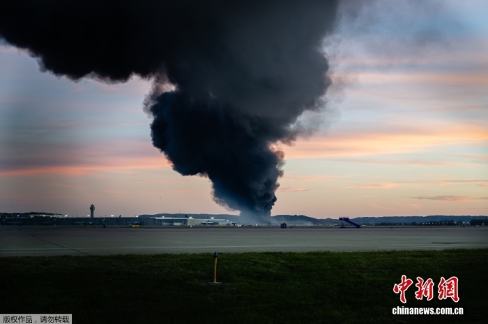 当地时间11月4日，美国肯塔基州路易斯维尔，一架货运飞机在穆罕默德·阿里国际机场附近起飞不久后坠毁，飞机坠毁现场浓烟冲天。